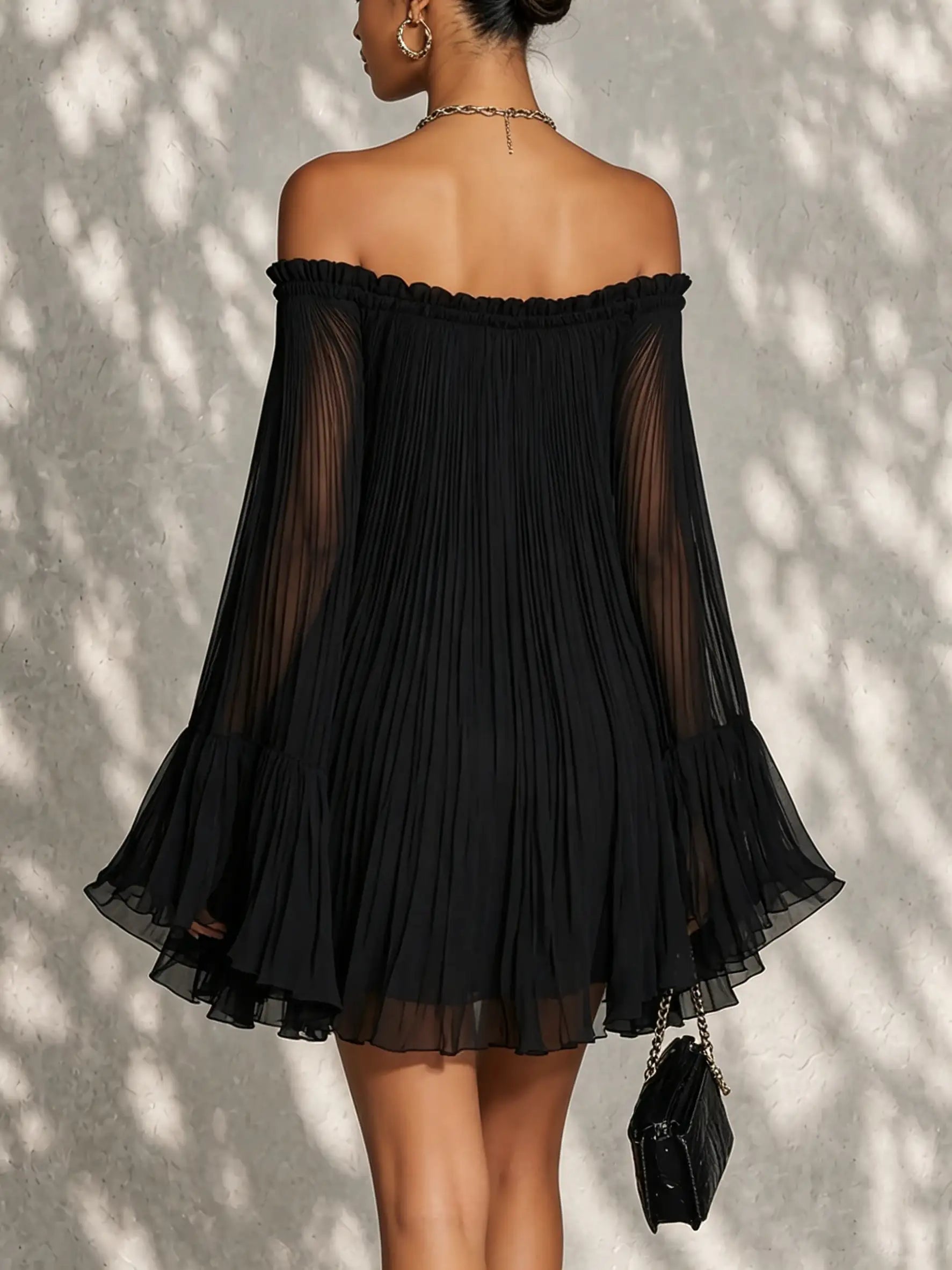 Océane | Mini vestido negro con mangas acampanadas y hombros descubiertos fruncidos