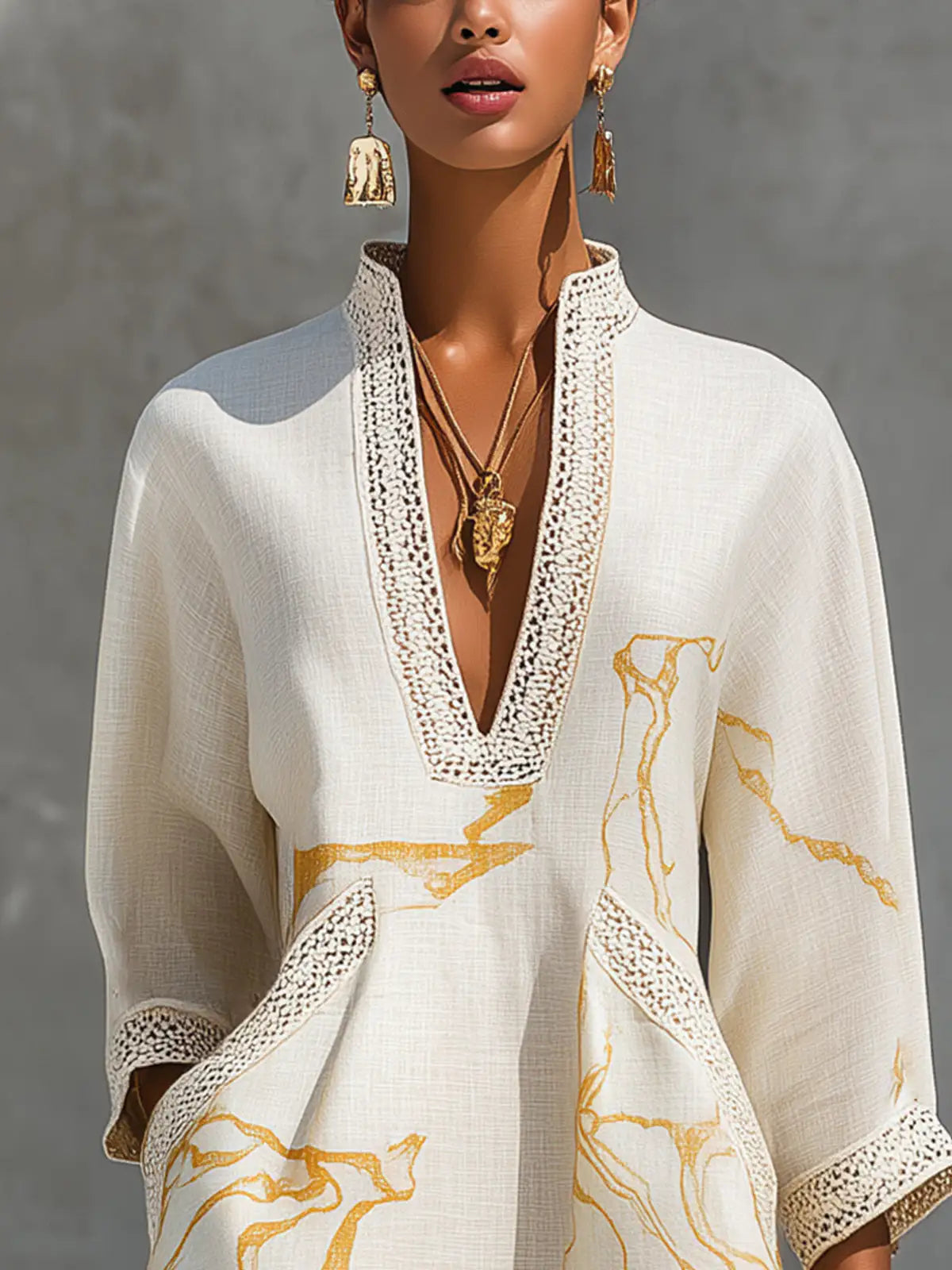 Aliénor | Mini vestido de encaje de crochet marfil con motivos dorados y escote en V