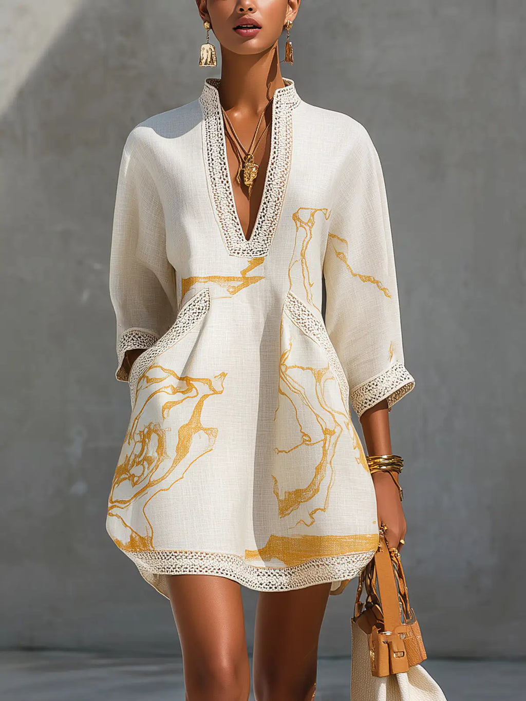Aliénor | Mini vestido de encaje de crochet marfil con motivos dorados y escote en V