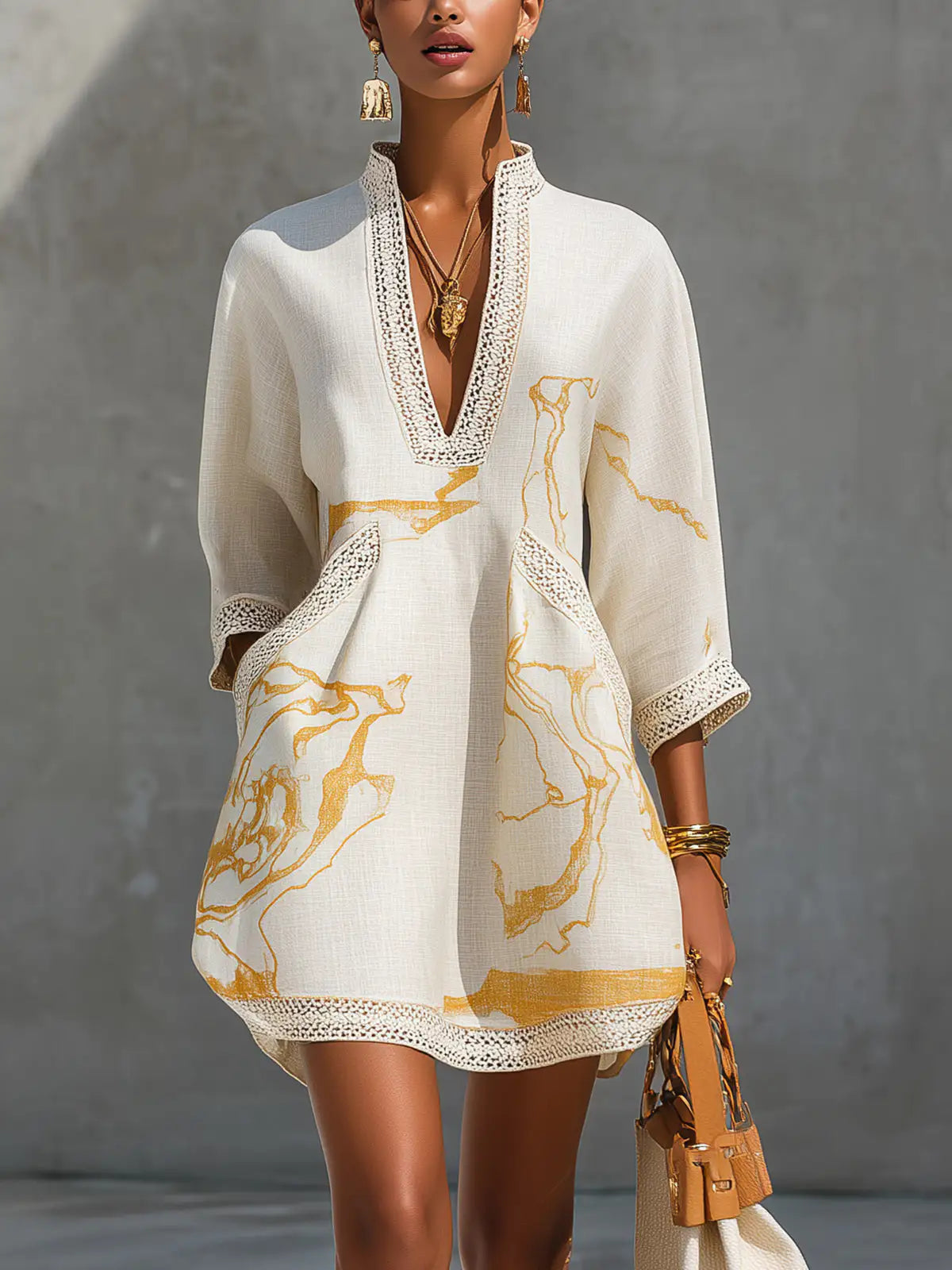 Aliénor | Mini vestido de encaje de crochet marfil con motivos dorados y escote en V