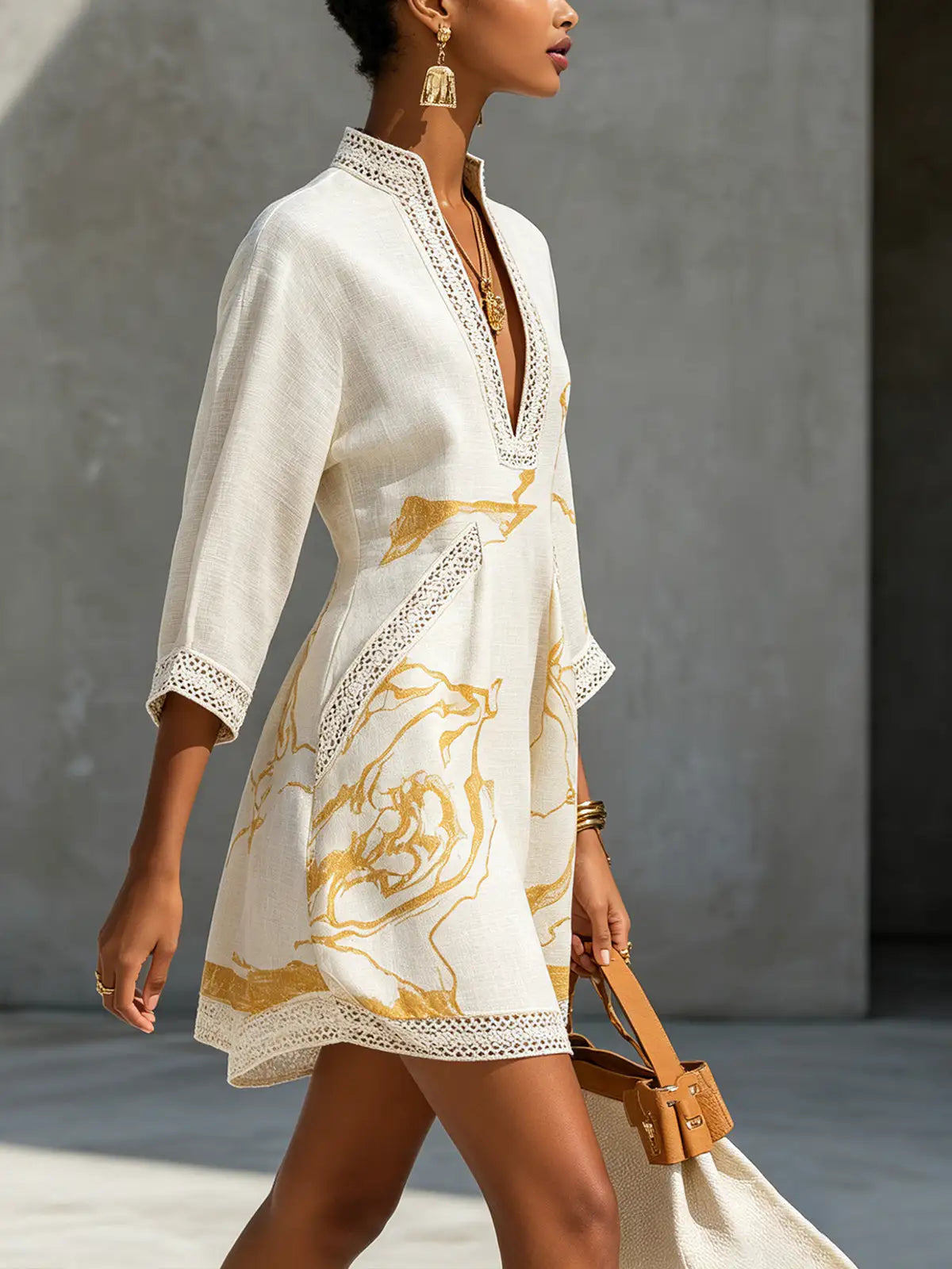 Aliénor | Mini vestido de encaje de crochet marfil con motivos dorados y escote en V