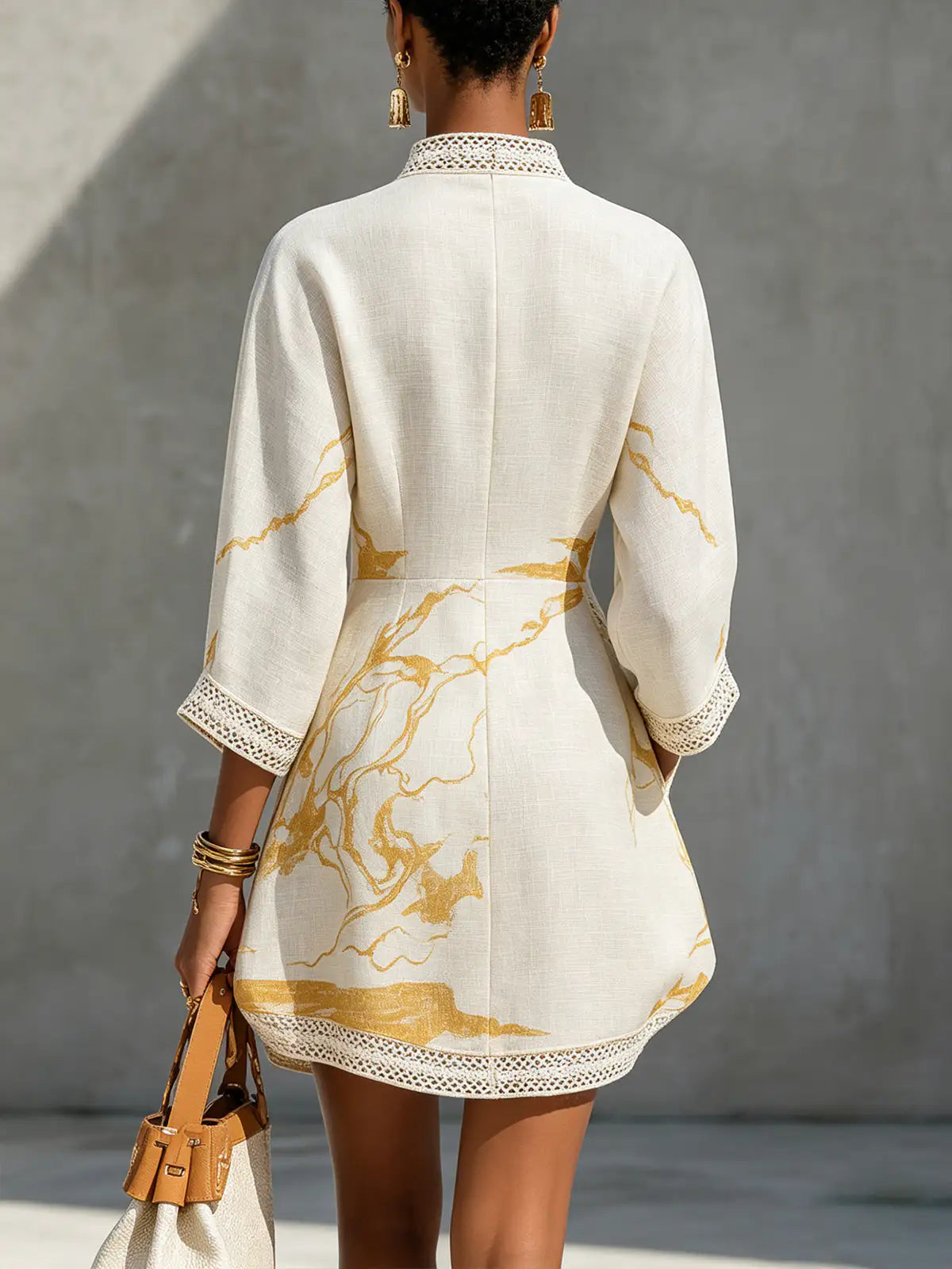 Aliénor | Mini vestido de encaje de crochet marfil con motivos dorados y escote en V