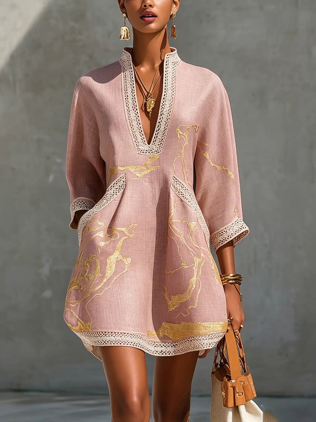 Ninon | Mini vestido de encaje crochet rosa con motivos dorados y escote en V