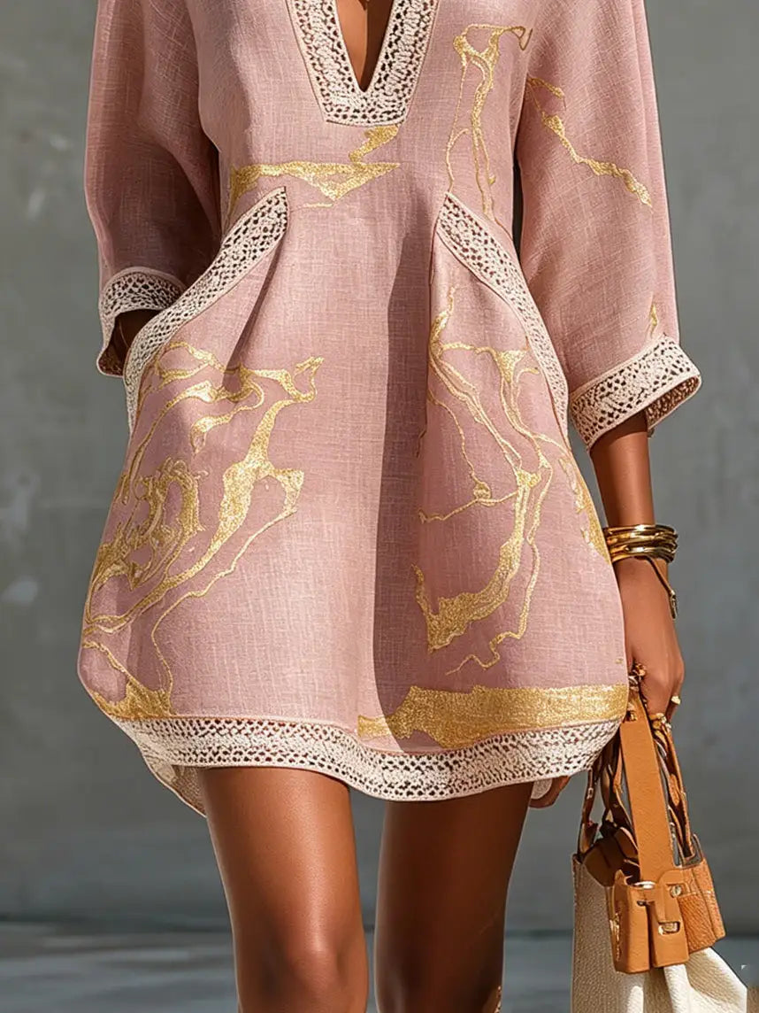 Ninon | Mini vestido de encaje crochet rosa con motivos dorados y escote en V