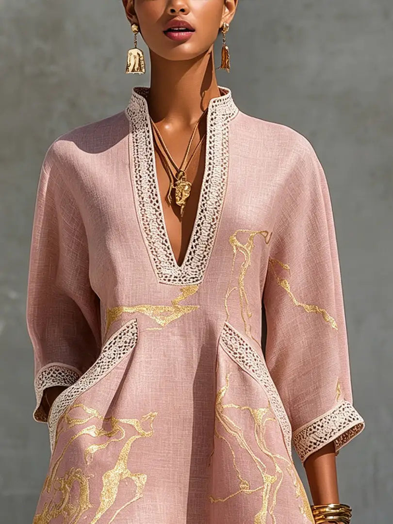 Ninon | Mini vestido de encaje crochet rosa con motivos dorados y escote en V