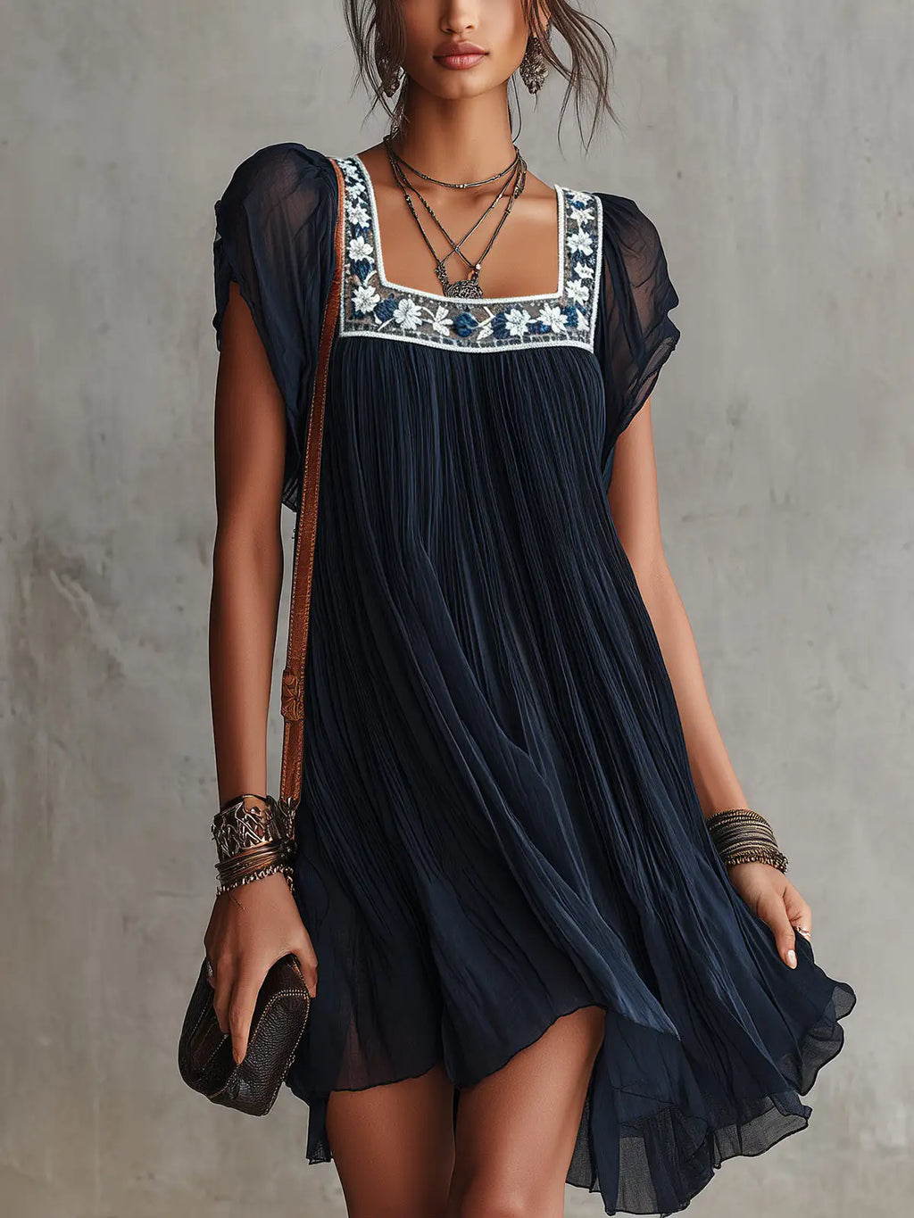 Apolline | Mini vestido plisado de chifón bordado con flores azul marino