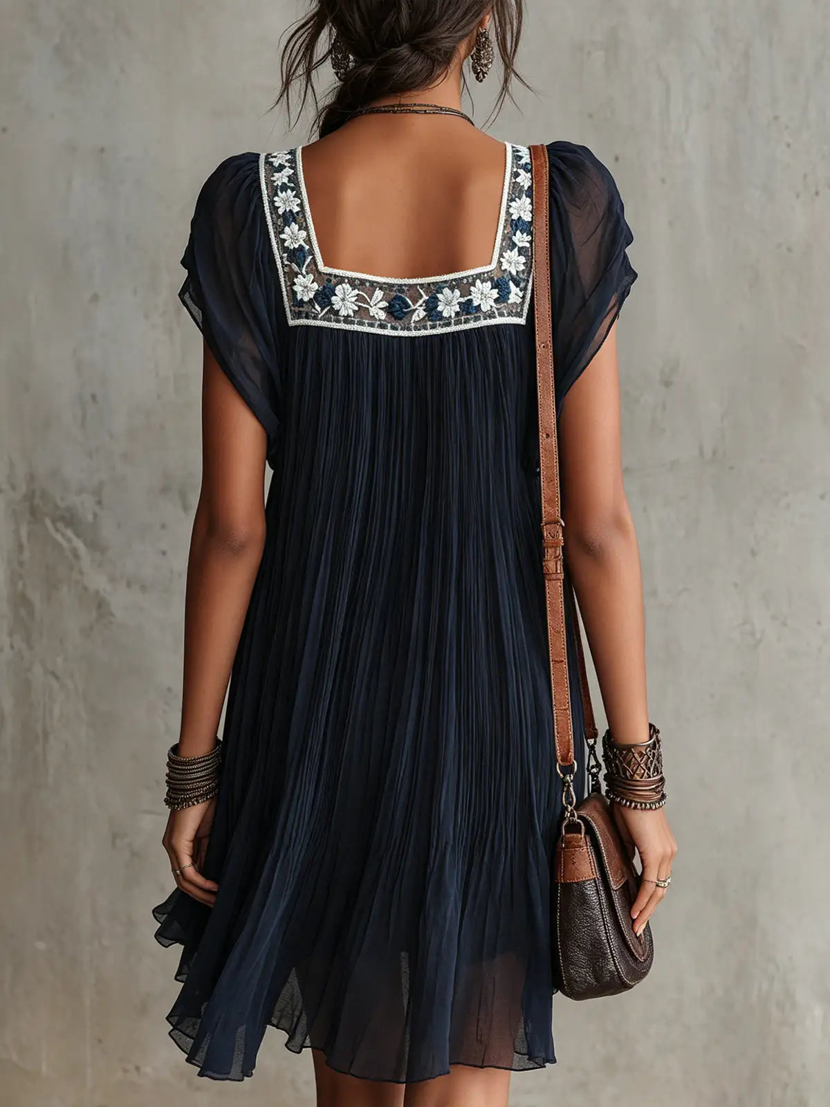 Apolline | Mini vestido plisado de chifón bordado con flores azul marino