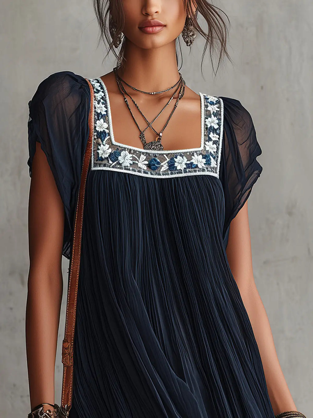 Apolline | Mini vestido plisado de chifón bordado con flores azul marino