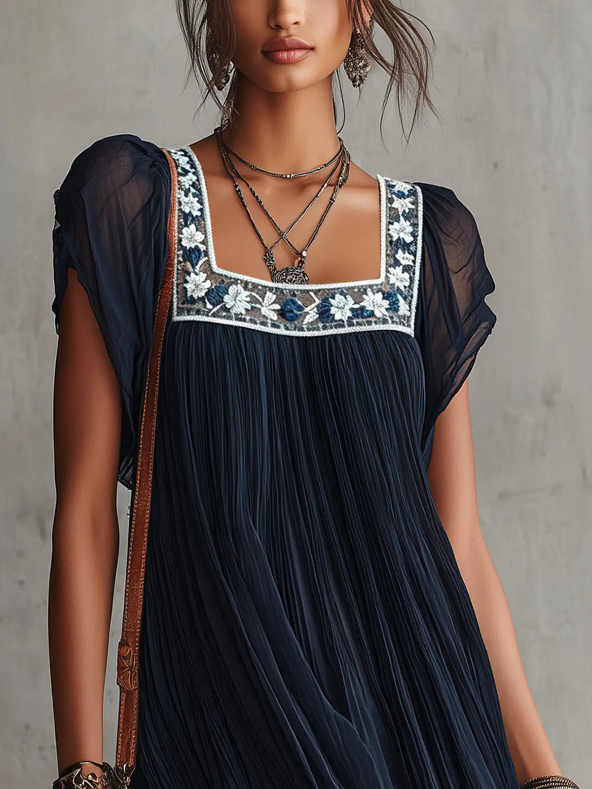 Apolline | Mini vestido plisado de chifón bordado con flores azul marino