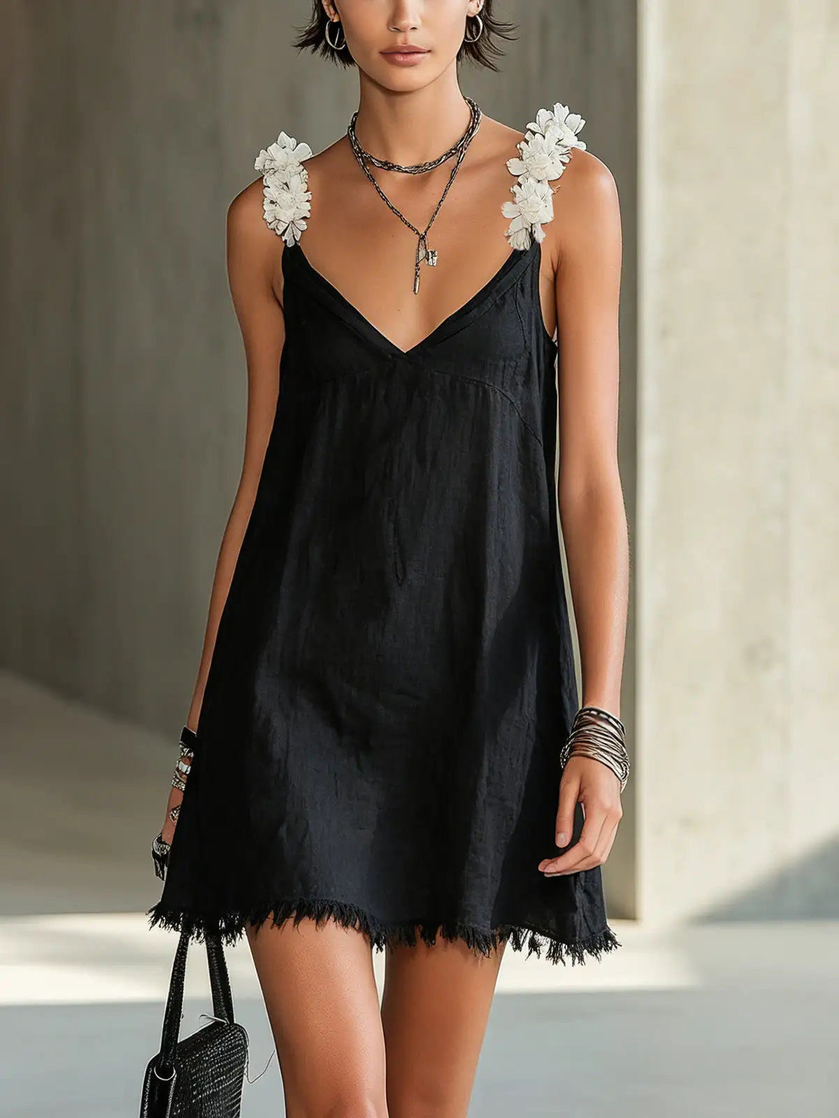 Noémie | Vestido corto negro con escote en V y tirantes florales