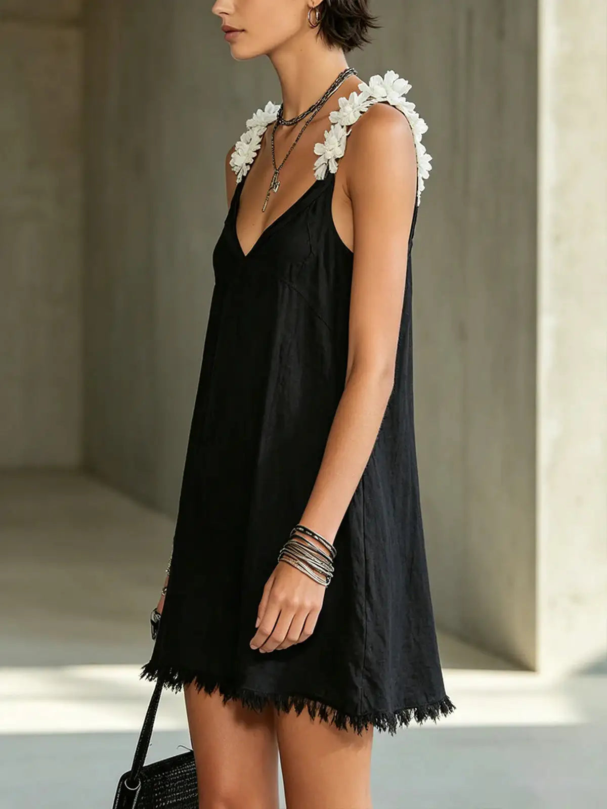 Noémie | Vestido corto negro con escote en V y tirantes florales