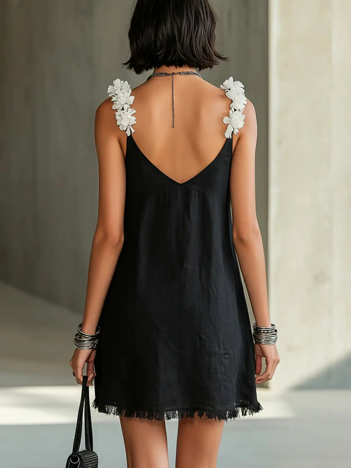 Noémie | Vestido corto negro con escote en V y tirantes florales