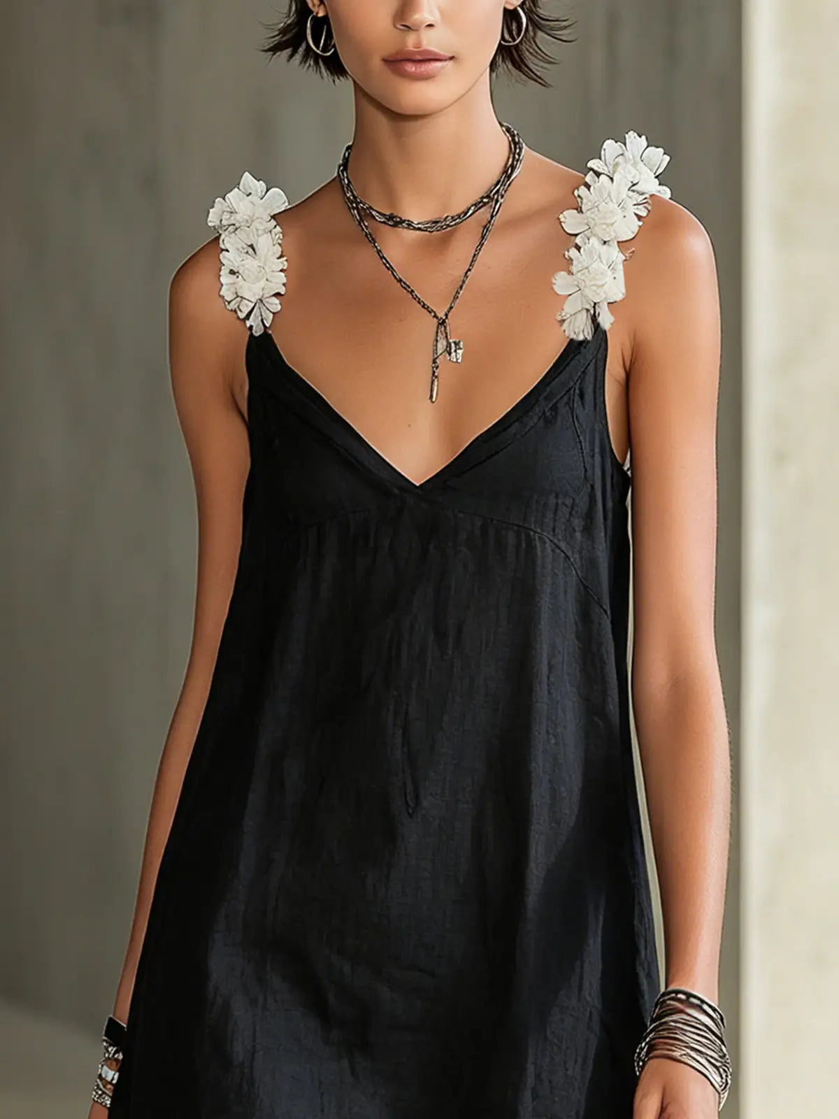 Noémie | Vestido corto negro con escote en V y tirantes florales