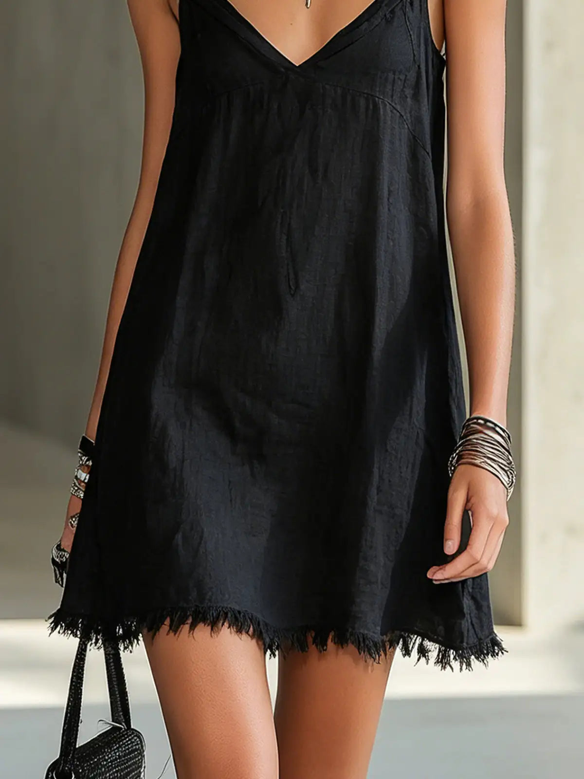 Noémie | Vestido corto negro con escote en V y tirantes florales