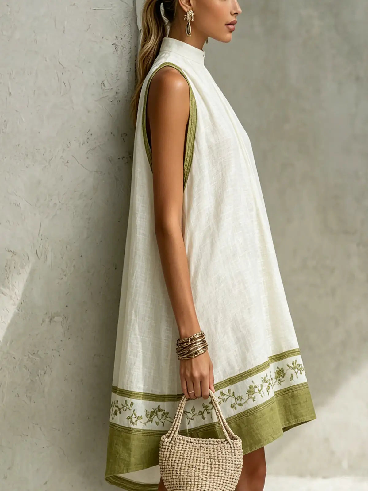Agathe | Mini vestido trapezoidal sin mangas blanco y verde oliva con estampado floral