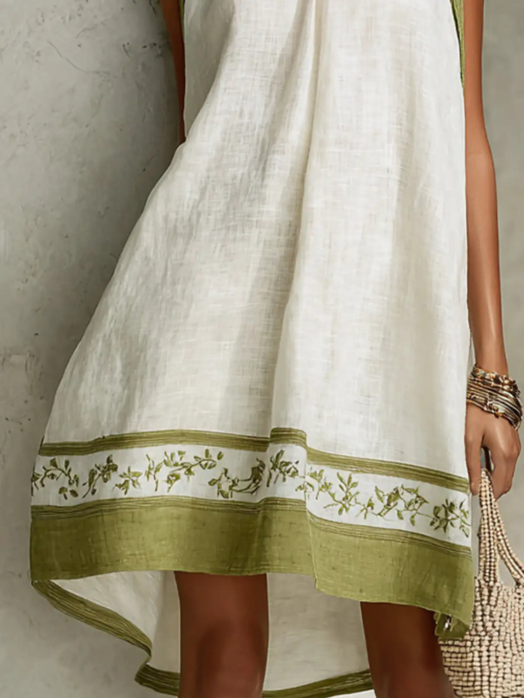 Agathe | Mini vestido trapezoidal sin mangas blanco y verde oliva con estampado floral