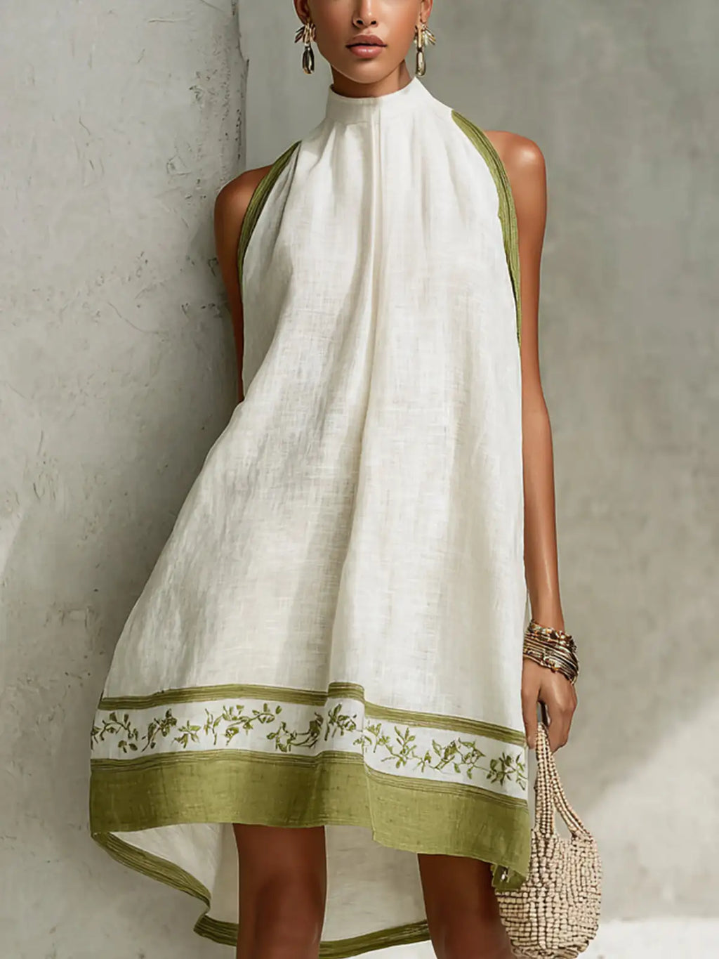 Agathe | Mini vestido trapezoidal sin mangas blanco y verde oliva con estampado floral