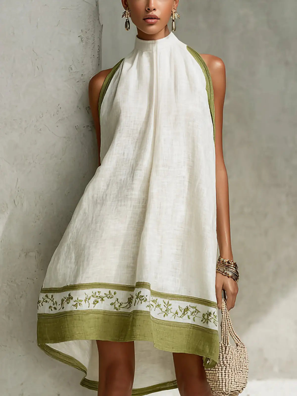 Agathe | Mini vestido trapezoidal sin mangas blanco y verde oliva con estampado floral