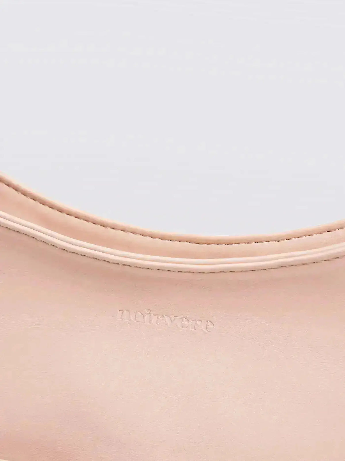 Noir Essence | Bolso Estructurado Negro Satinado