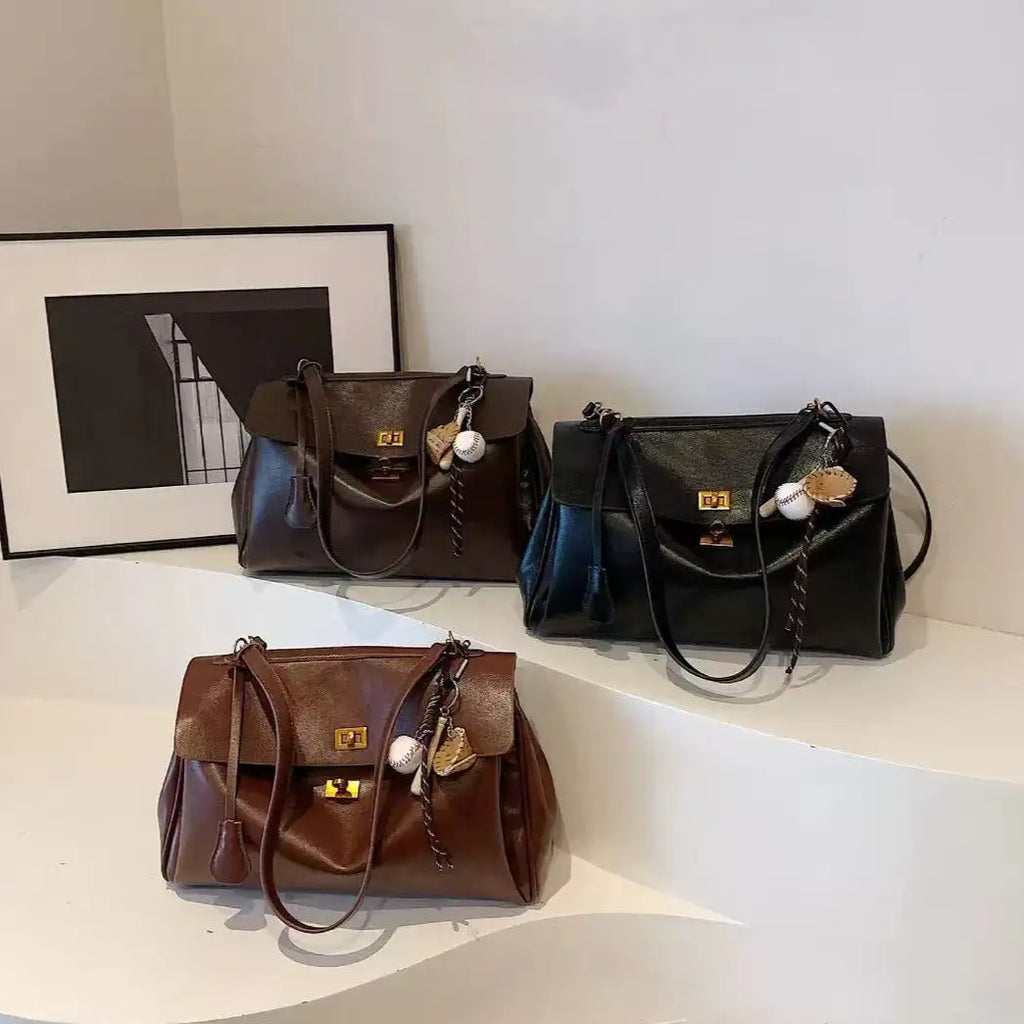 Ciara | Bolso de Mano Vintage Negro con Herrajes Dorados