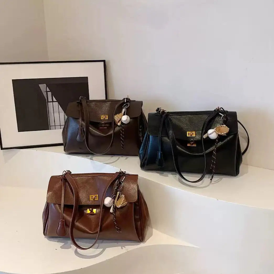 Ciara | Bolso de Mano Vintage Negro con Herrajes Dorados