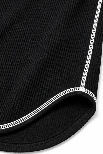 Paula | Camiseta Gofrada Henley con Costuras
