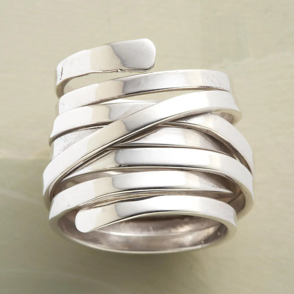 Fluido Escultural | Anillo de Líneas Entrelazadas