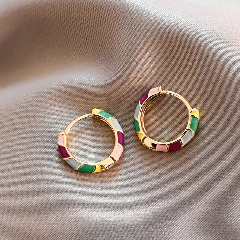 Purificación | Pendientes Elegantes con Esmalte Dorado