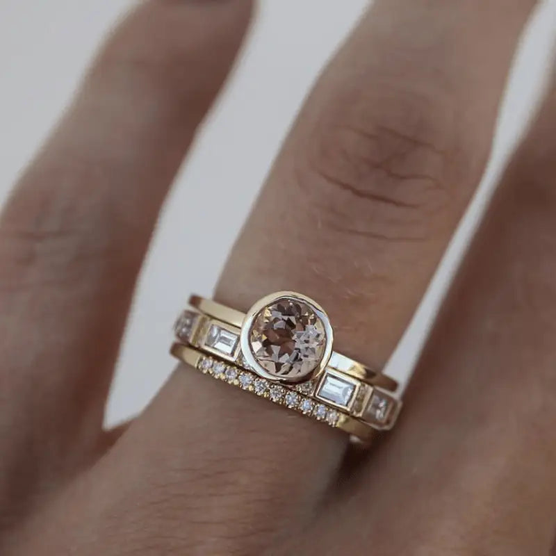 Luz Serena | Anillo Dorado con Piedra Central