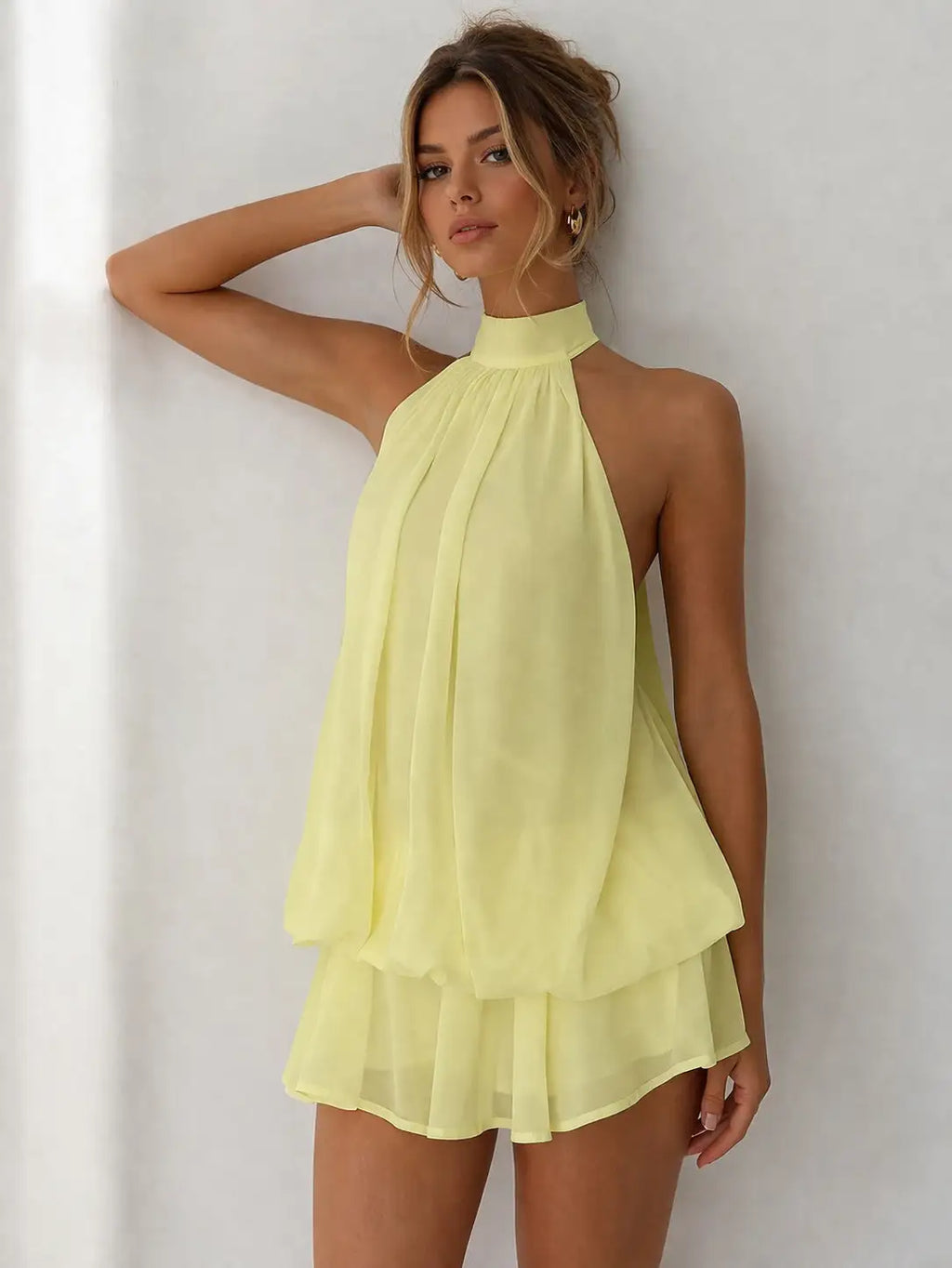 Zoa | Margot Mini Vestido Halter con Espalda Descubierta y Movimiento