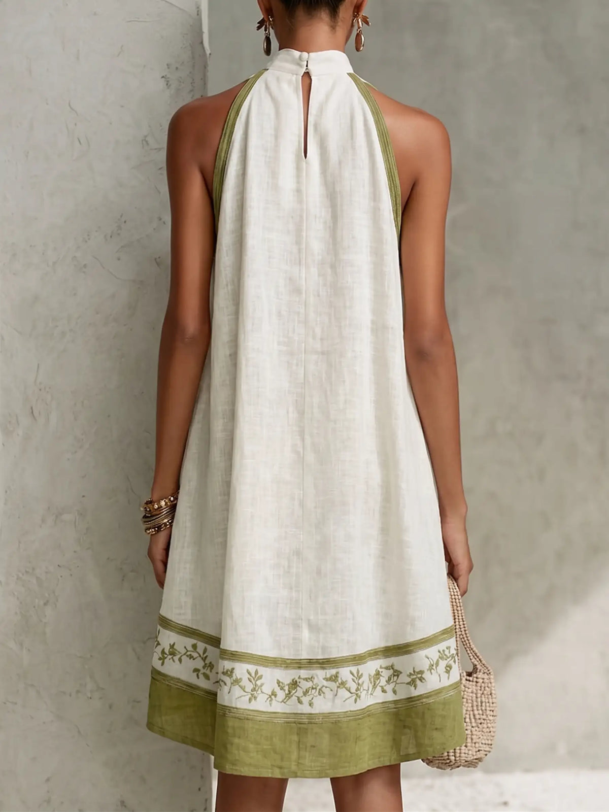 Agathe | Mini vestido trapezoidal sin mangas blanco y verde oliva con estampado floral